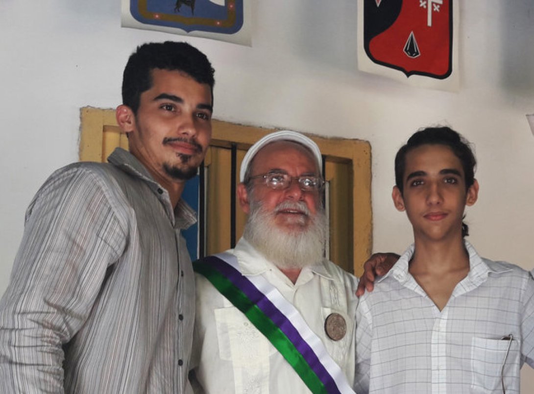 Rafael Almanza junto a colaboradores jóvenes.