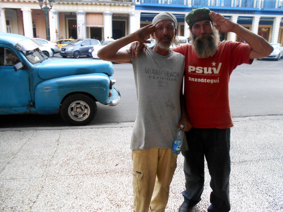 Dos cubanos con barba y boinas.