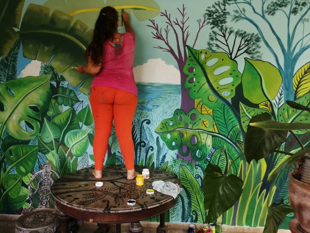 La artista cubana Marnia Briones pintando.