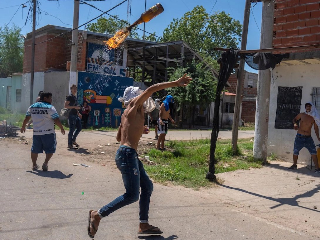 Vecinos de Rosario, Argentina, se revelan contra un narcotraficante.