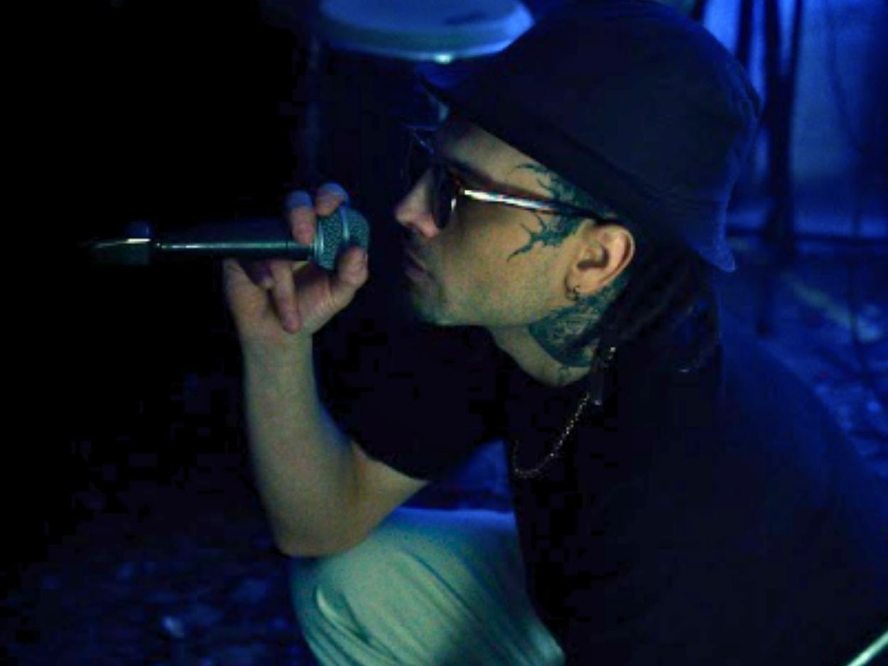 El Maxi, cantante del grupo musical La Dirty Vaina en la Brauni House Project, Berlín, Alemania (2026).