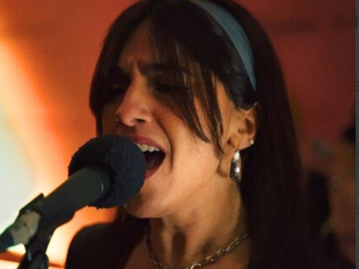 Corista del grupo musical La Dirty Vaina en la Brauni House Project, Berlín, Alemania (2026).