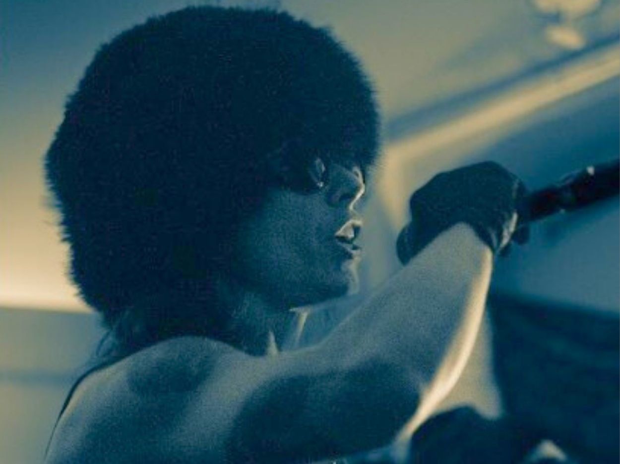 Corista del grupo musical La Dirty Vaina en la Brauni House Project, Berlín, Alemania (2026).