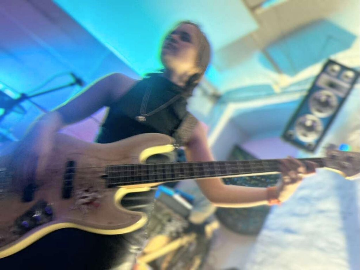 La Crisis, bajsita del grupo Dust Diamond Project, en la Brauni House Project, Berlín, Alemania (2026).