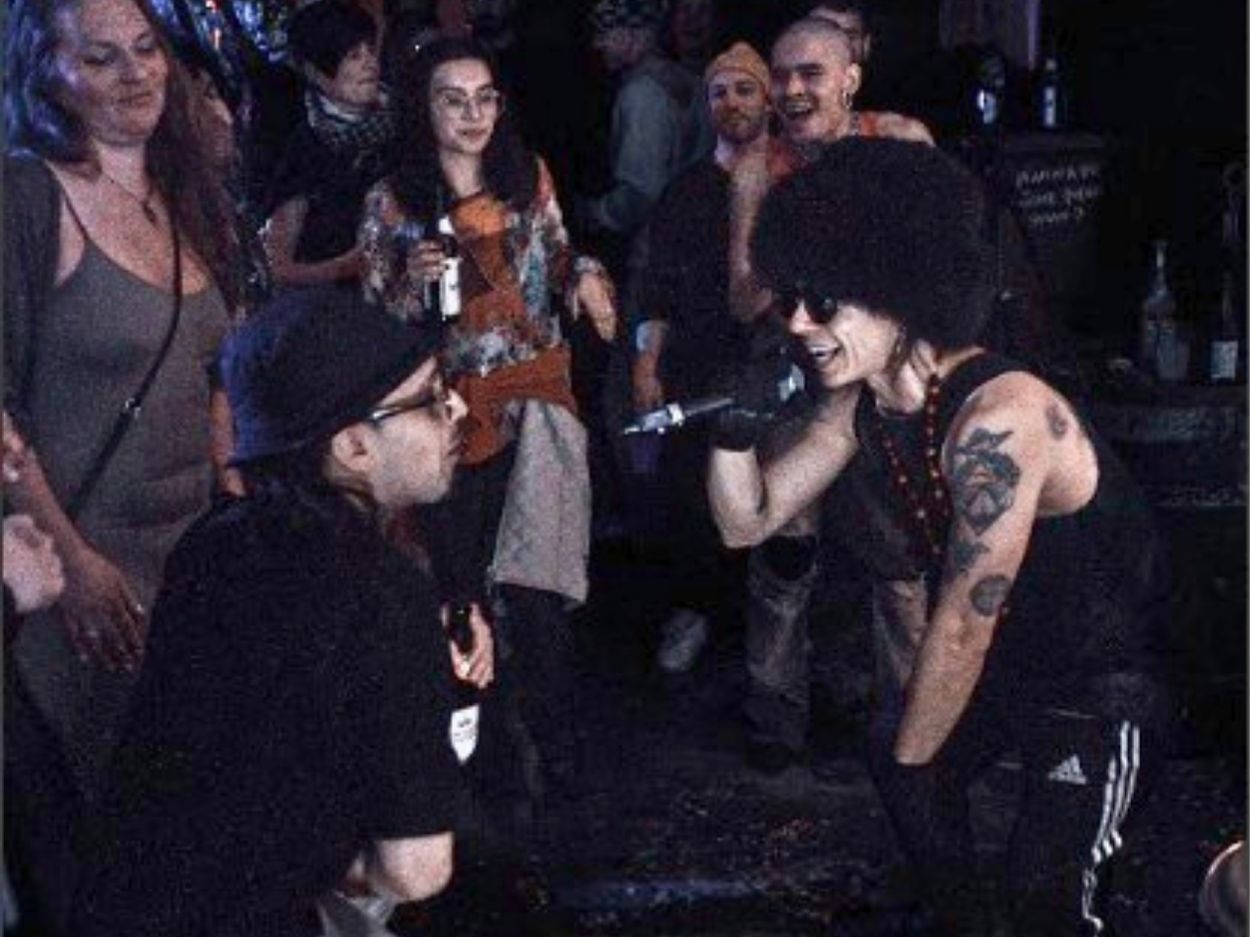 El Polvo, cantante del grupo Dust Diamond Project, en la Brauni House Project, Berlín, Alemania (2026).