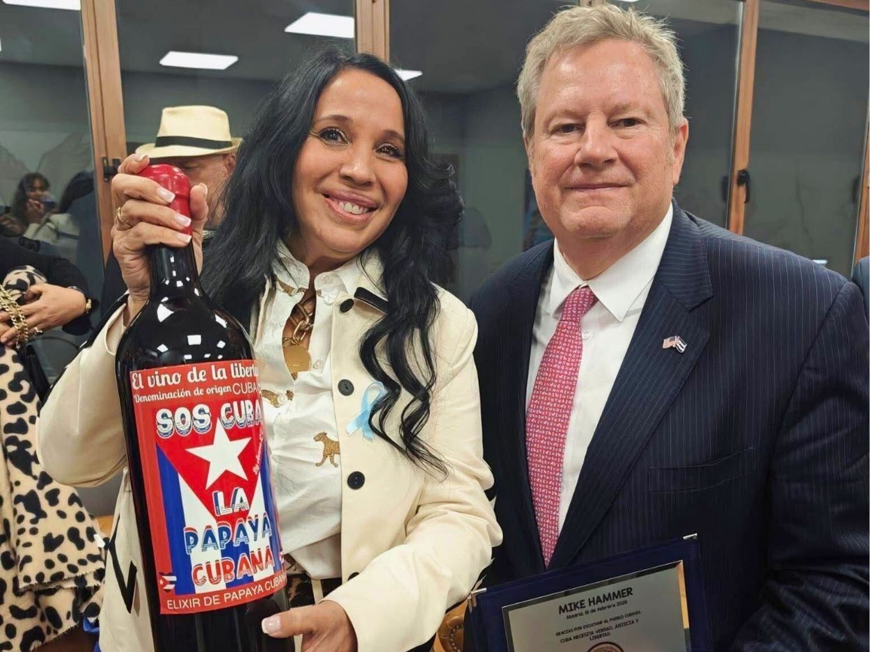 La activista cubana Avana de la Torre y el embajador de Estados Unidos en Cuba Mike Hammer. Madrid, 18 de febrero de 2026.