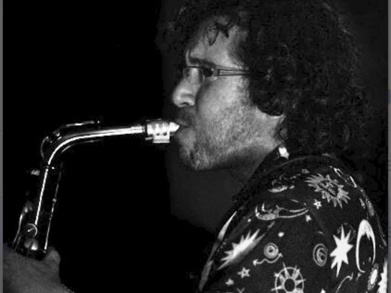 Saxofonista del grupo musical La Dirty Vaina en la Brauni House Project, Berlín, Alemania (2026).