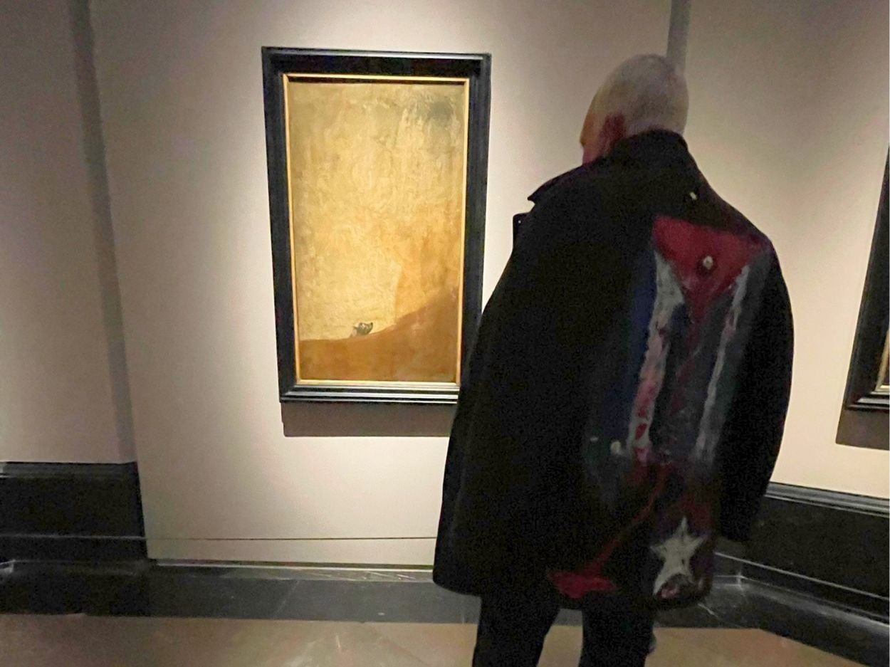 Performance "Mi bandera", del artista exiliado cubano Rafael Vilches en el Museo del Prado. El artivista cubano Rigoberto Carceller frente al cuadro "Perro semihundido" (1819) de Francisco de Goya (23 de marzo de 2026). Foto de Ana Rosa Díaz Naranjo.