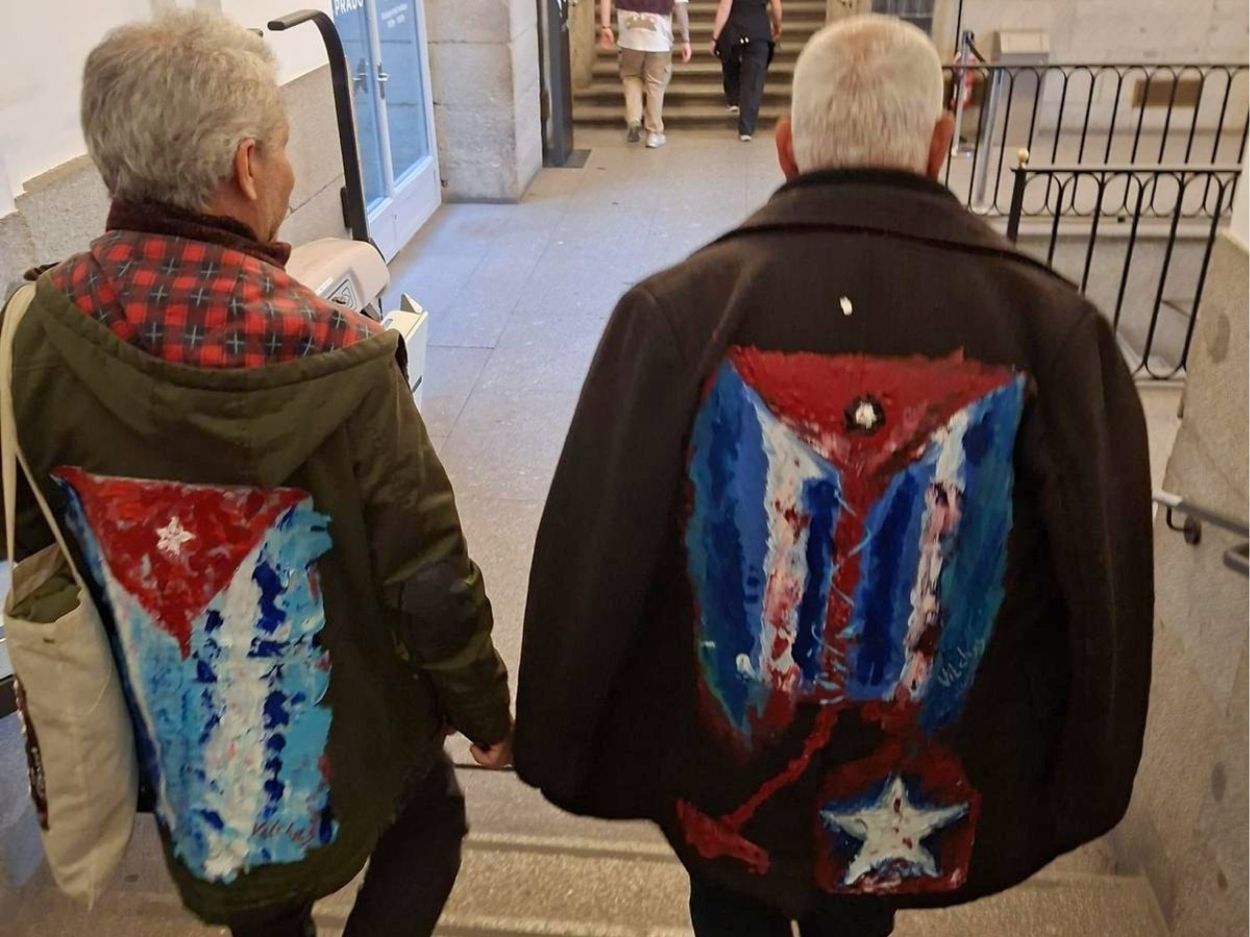 Performance "Mi bandera", del artista cubano exiliado Rafael Vilches, junto al artivista Rigoberto Carceller, en el Museo del Prado (23 de marzo de 2026). Foto de Ana Rosa Díaz Naranjo.