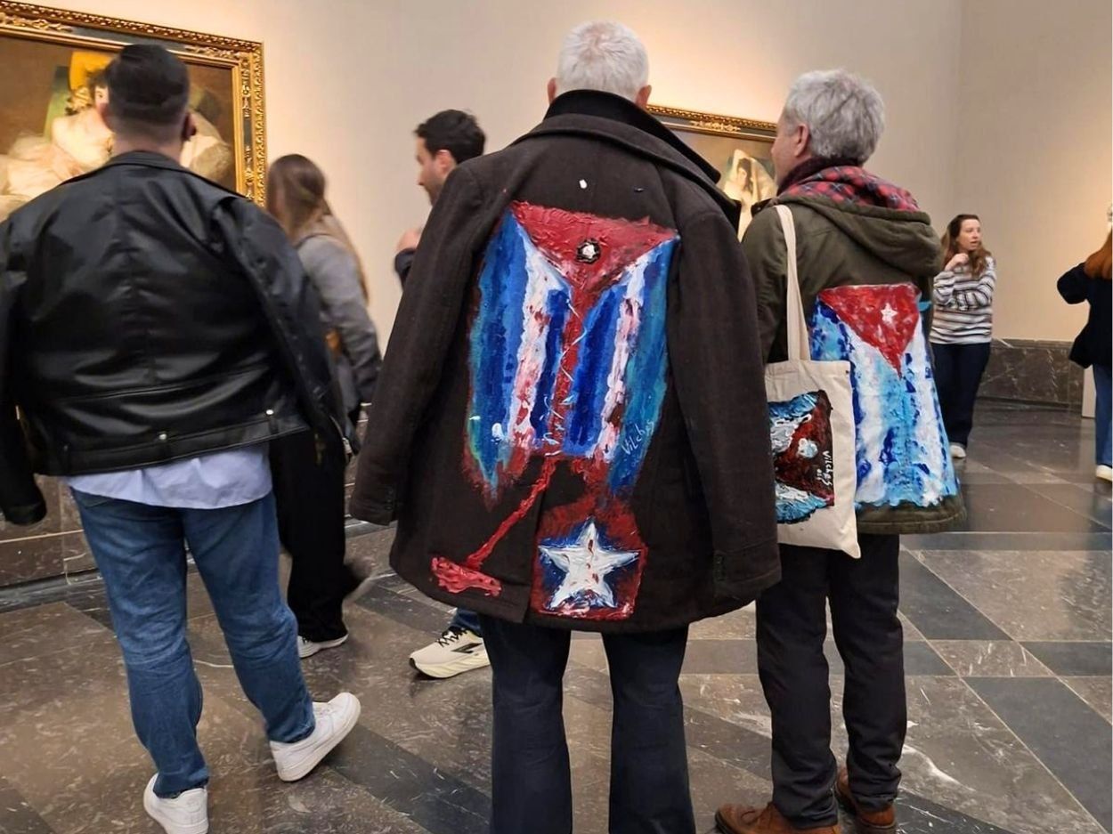 Performance "Mi bandera" del artista exiliado cubano Rafael Vilches, junto al artivista Rigoberto Carceller, en el Museo del Prado (23 de marzo de 2026). Foto de Ana Rosa Díaz Naranjo.