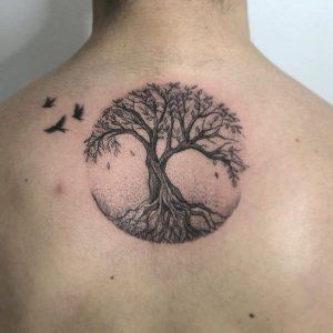 Tatuaje de árbol.