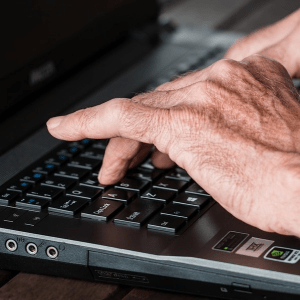 Manos escribiendo sobre un teclado.