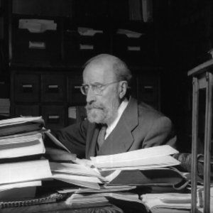 Ramón Menendez Pidal en su biblioteca