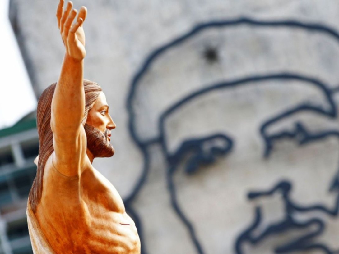 Cristo en el altar de la misa del papa Francisco en la plaza de la Revolución, con la imagen del Che Guevara al fondo. Foto: AFP