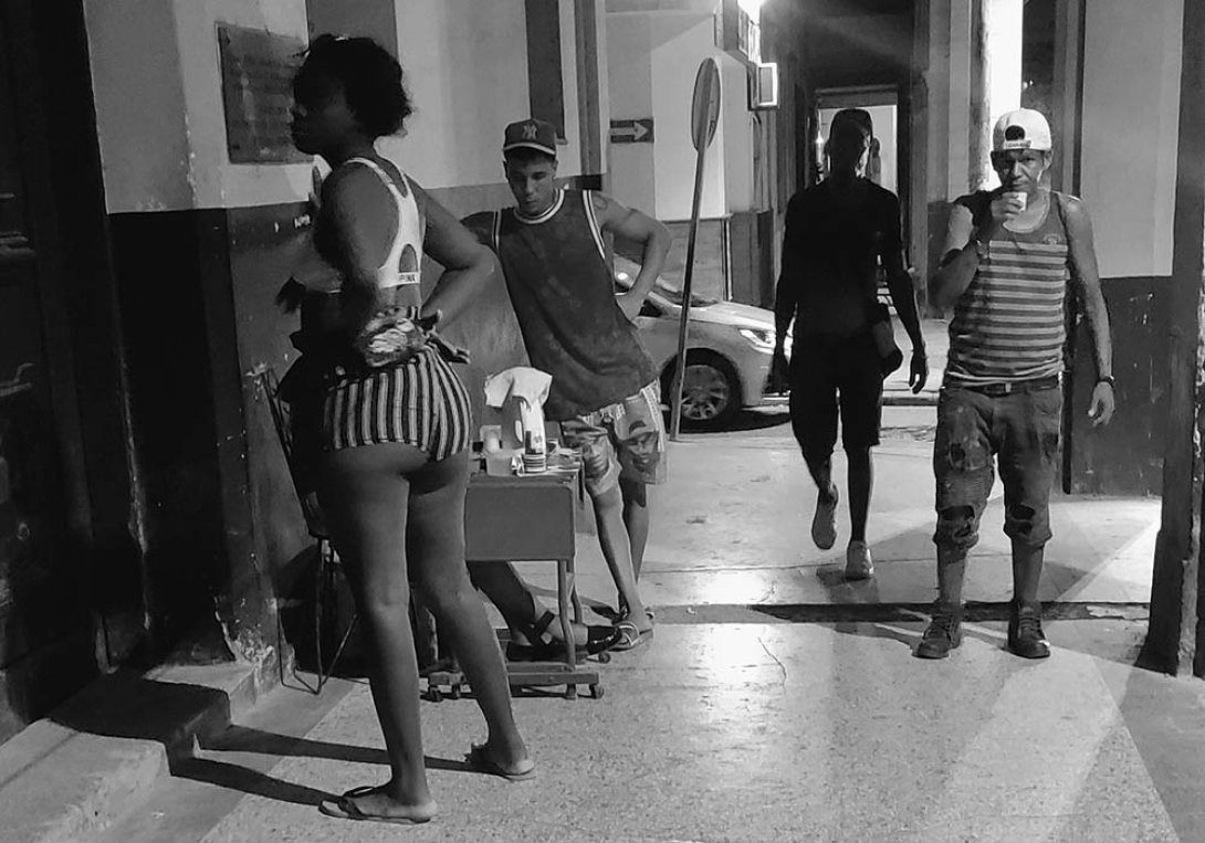 Puesto improvisado para la venta de café en La Habana. Foto: Malavita.