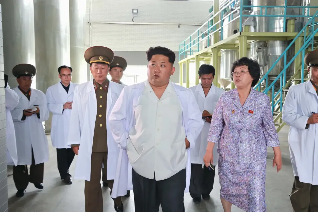 Kim Jong-un, dictador de Corea del Norte, en un recorrido por el Instituto Biotécnico de Pionyang (2015).