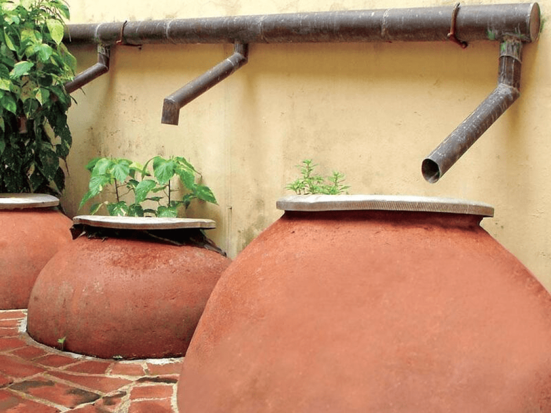 Tinajones para la recolección de agua de lluvia en Camagüey.