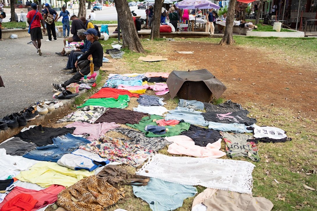 Venta de ropa en La Habana.