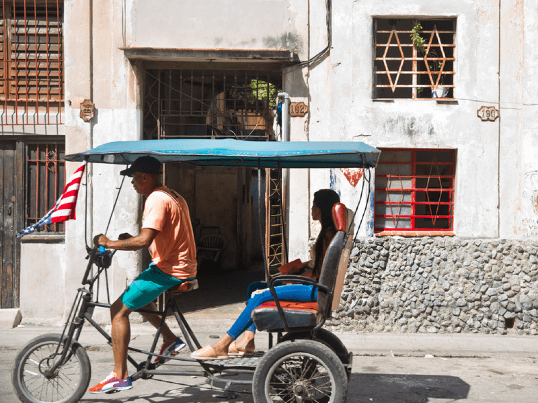 Bicitaxi con bandera de Estados Unidos.