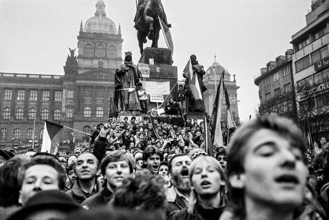 Manifestación en Praga durante la Revolución de Terciopelo en 1989. Foto: Jan Šibík.