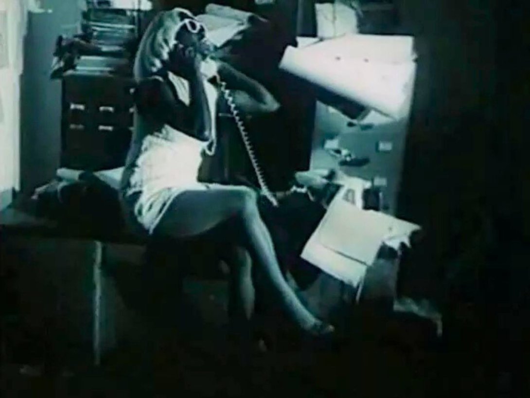 Fotograma del cortometraje cubano de ficción "Oscuros rinocerontes enjaulados... muy a la moda" (1990) de Juan Carlos Cremata.