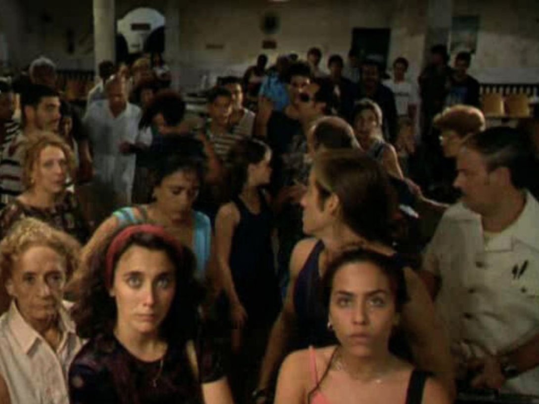 Fotograma del largometraje cubano de ficción "Lista de espera" (2000) de Juan Carlos Tabío.