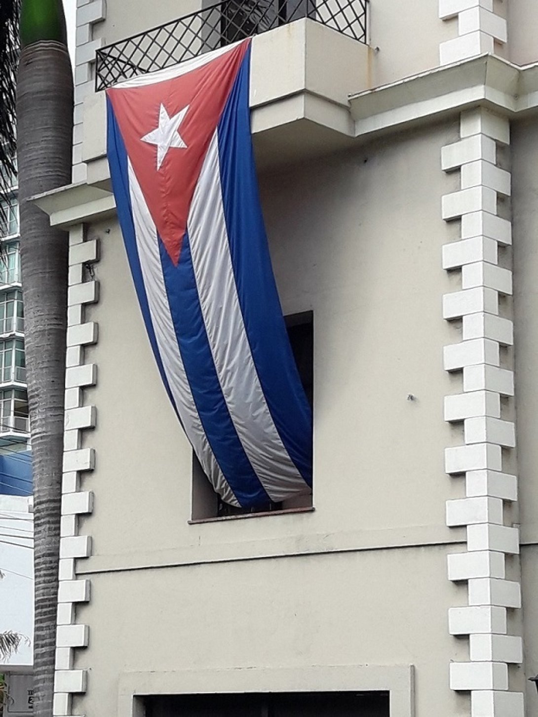 Una bandera cubana en un balcón