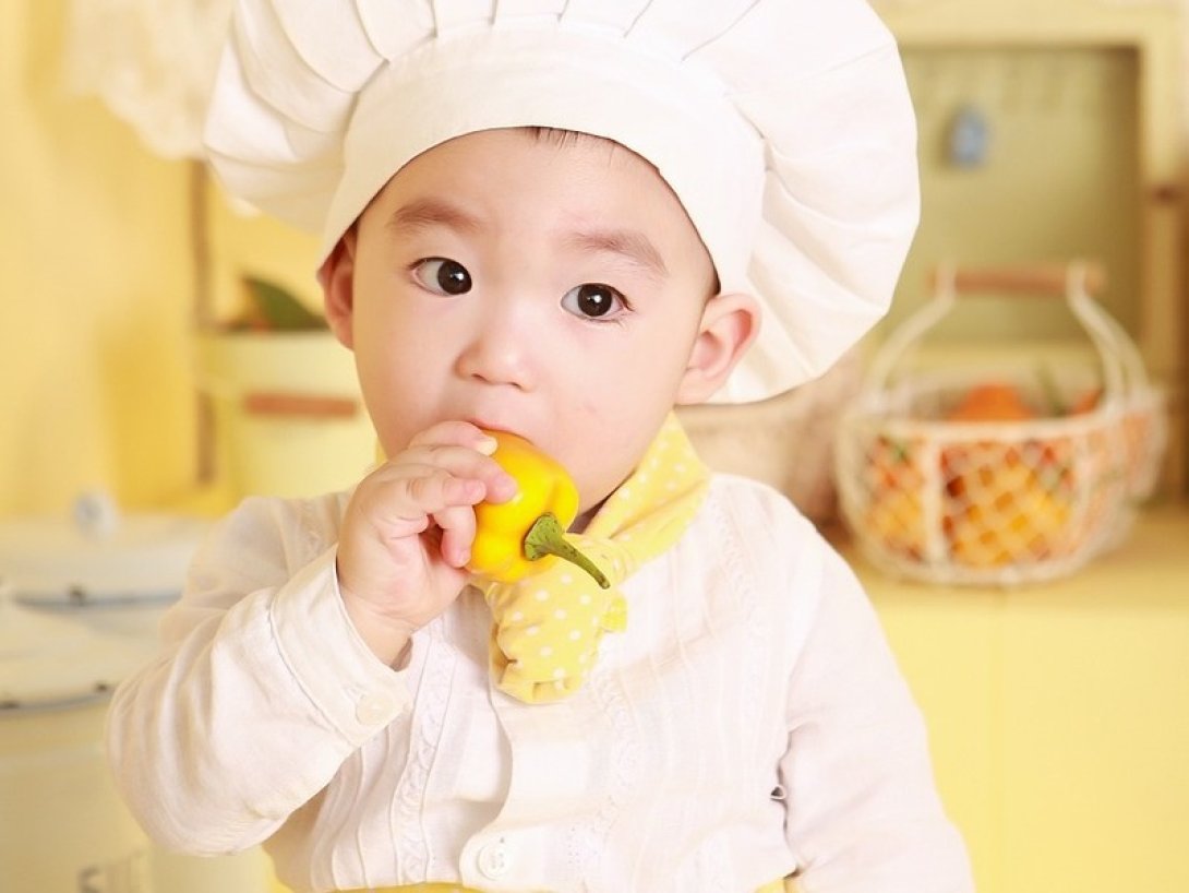 Niño comiendo un pimiento.