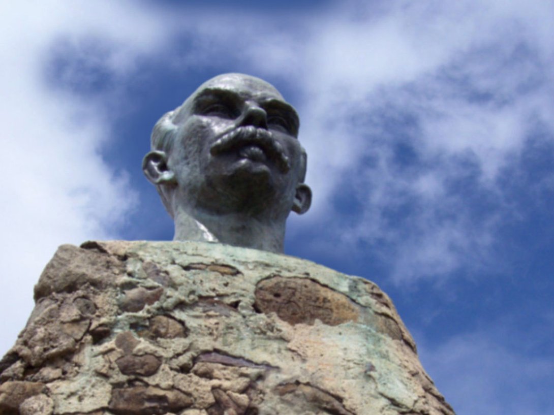 Busto de José Martí (obra de Jilma Madera) sobre el Pico Turquino.
