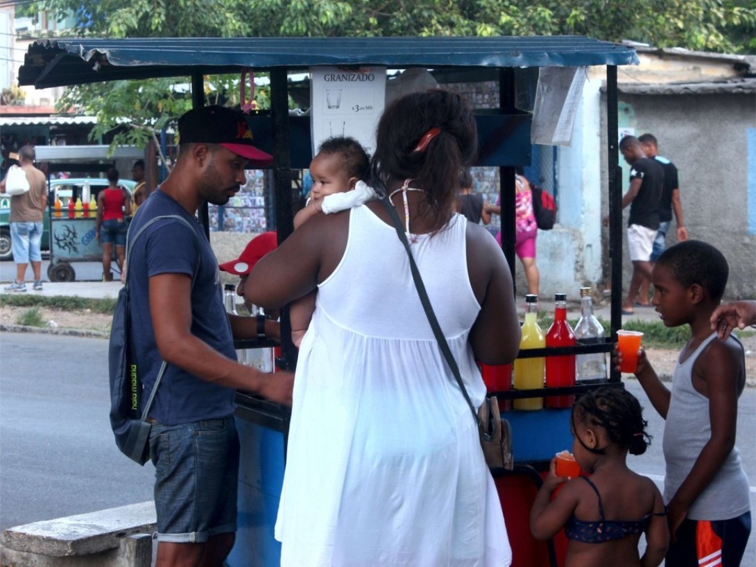 Familia cubana en La Habana toman granizado