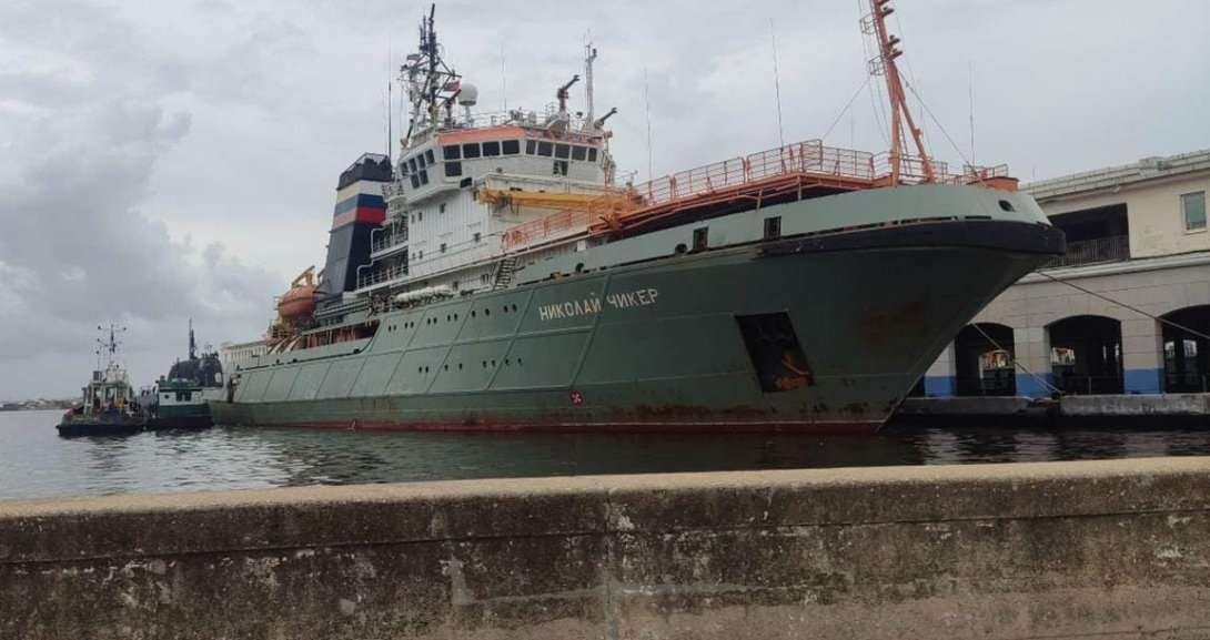 Remolcador de salvamento Nikolai Chiker en la Bahía de La Habana.