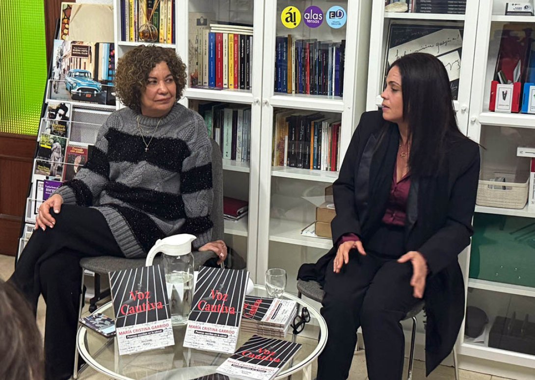 Ileana Álvarez y Ángélica Garrido en la presentación de "Voz cautiva. Poemas escritos en la cárcel", de María Cristina Garrido.