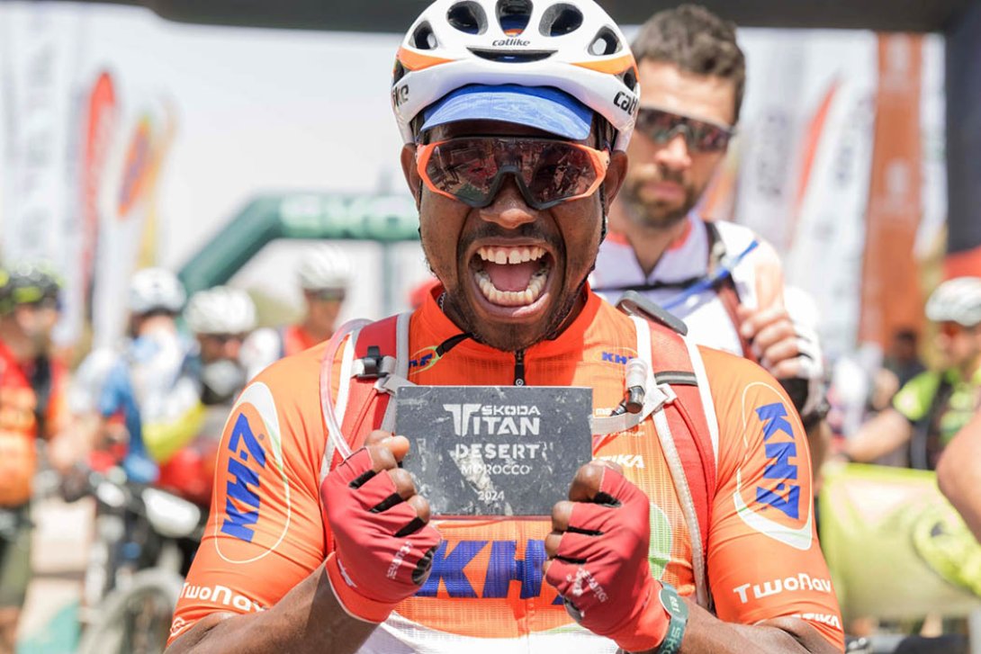 Lester Fernández, un ciclista cubano que reta los límites de su discapacidad física.