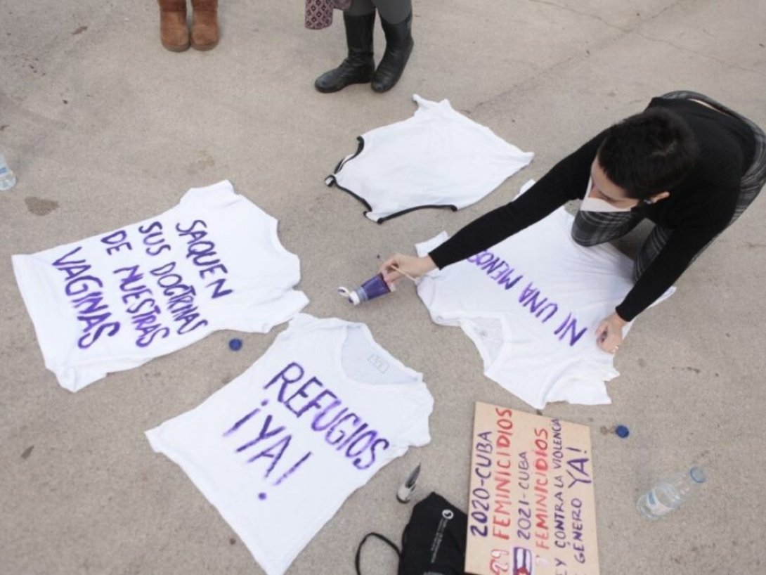 Cubana preparando carteles contra la violencia de género. “Saquen sus doctrinas de nuestras vaginas”