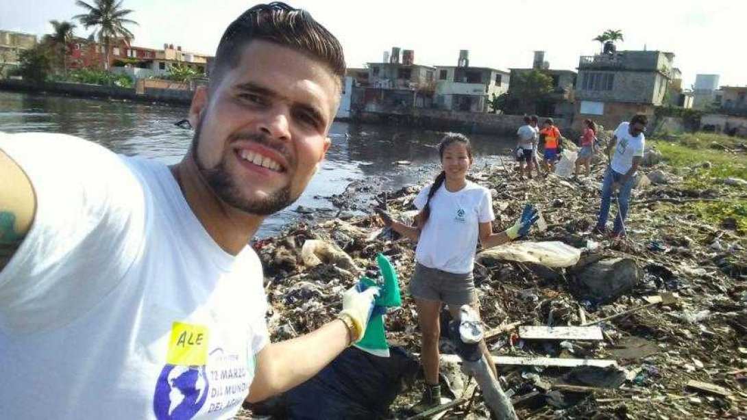 Jóvenes ambientalistas limpian el río Qibú en La Habana