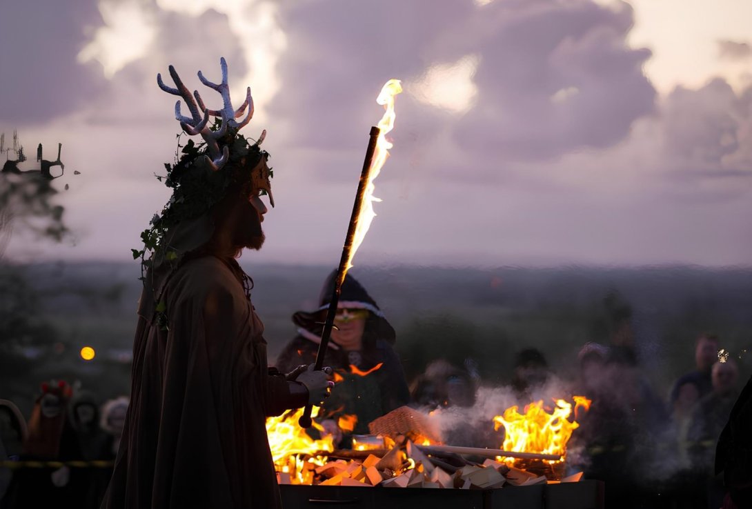 Persona disfrazada celebrando la festividad celta de Samhain, origen de Halloween.