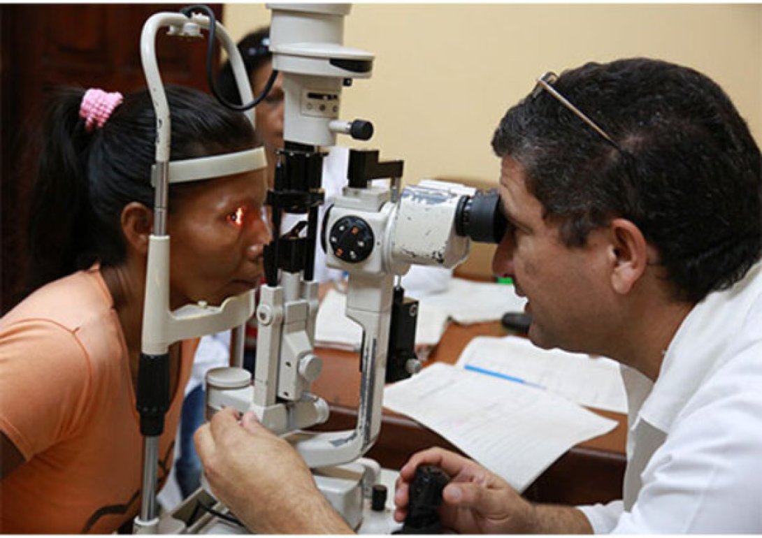 Médico cubano trabajando en la "Operación Milagro".