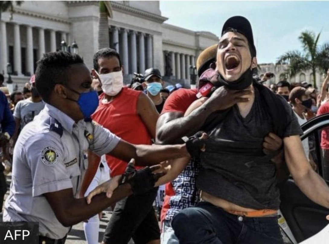 Un cubano es arrestado frente al Capitolio de La Habana.
