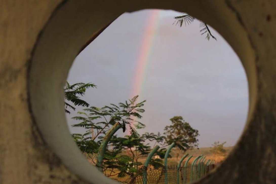 Arcoiris visto a través de agujero. Foto de Francis Sánchez