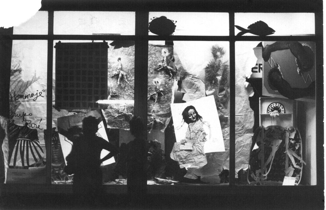 "Homenaje a José Martí" (1986), intervención del Grupo Puré en la vidriera de la librería La Moderna Poesía, La Habana Vieja. Foto: anaalbertina.com.