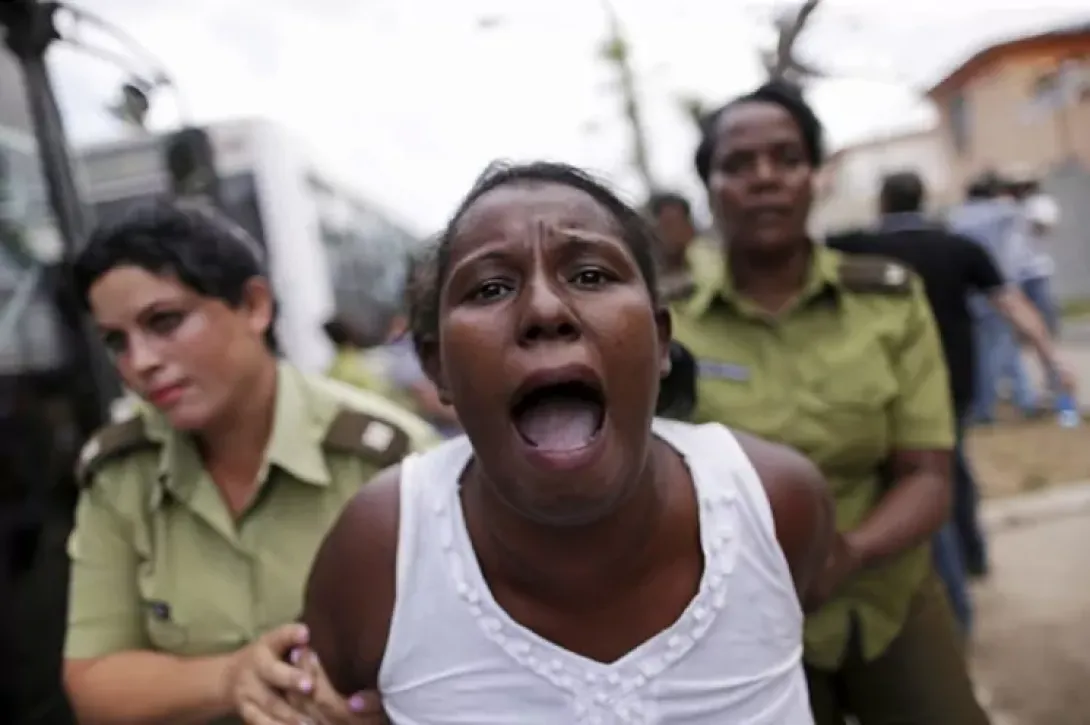 Dama de Blanco reprimida en Cuba. Foto: Reuters.