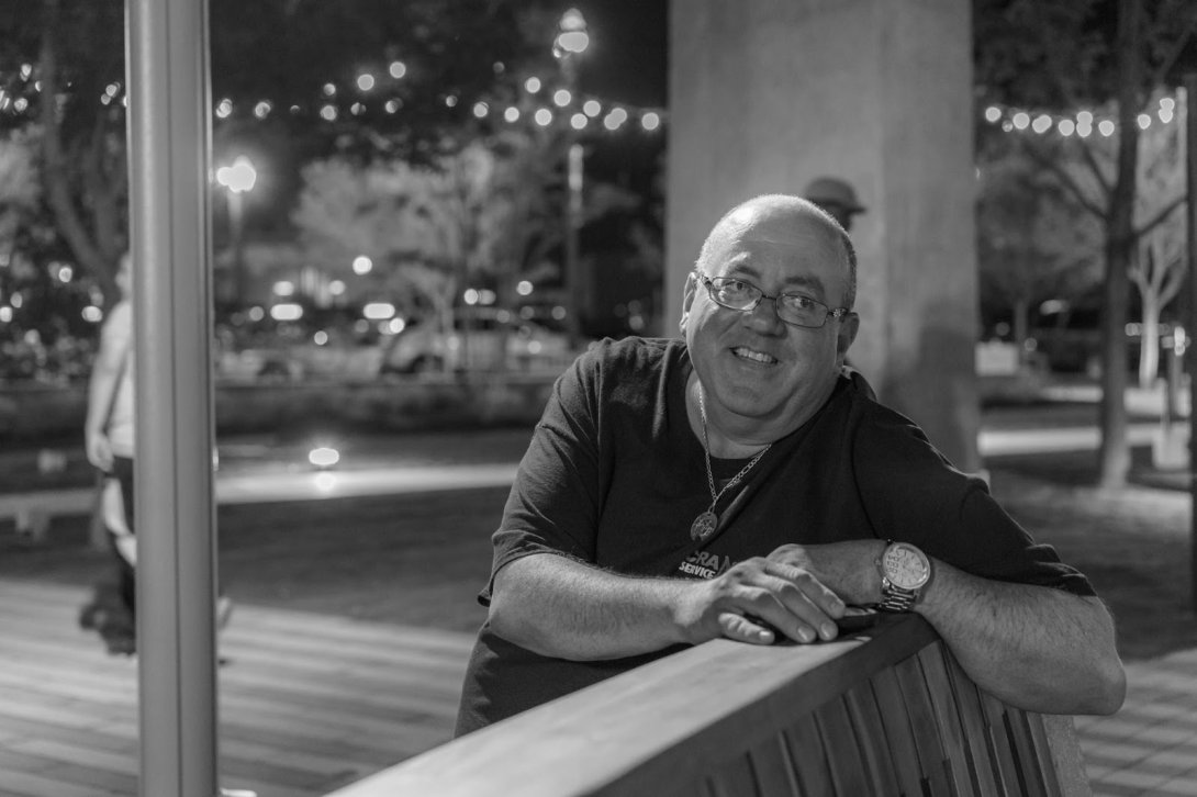 hombre recostado en una baranda