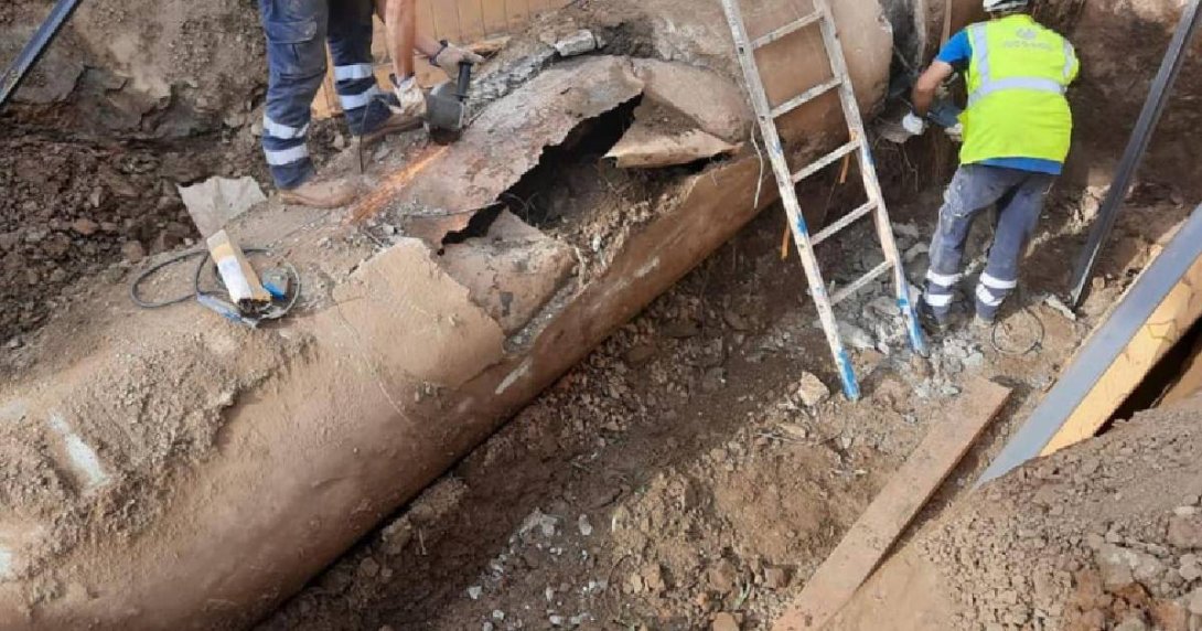 Rotura en tubería de abasto de agua al municipio de Santiago de Cuba. 