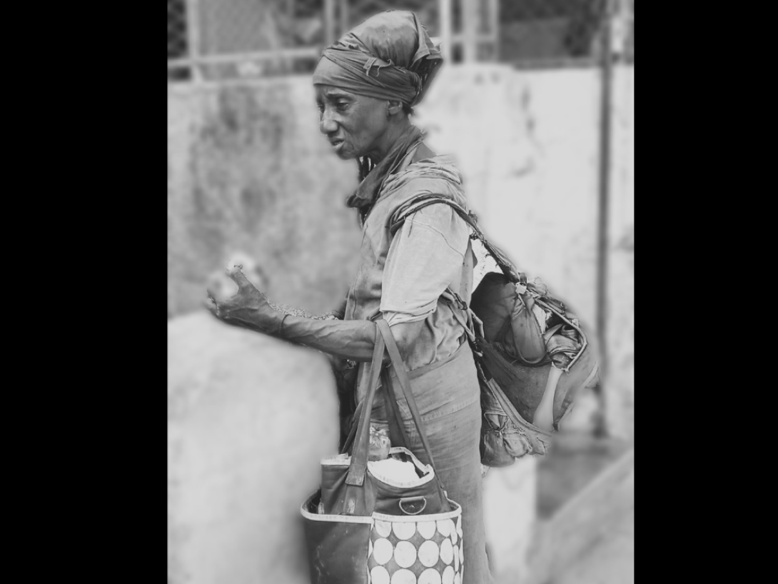 Mujer anciana cargando bolsas.