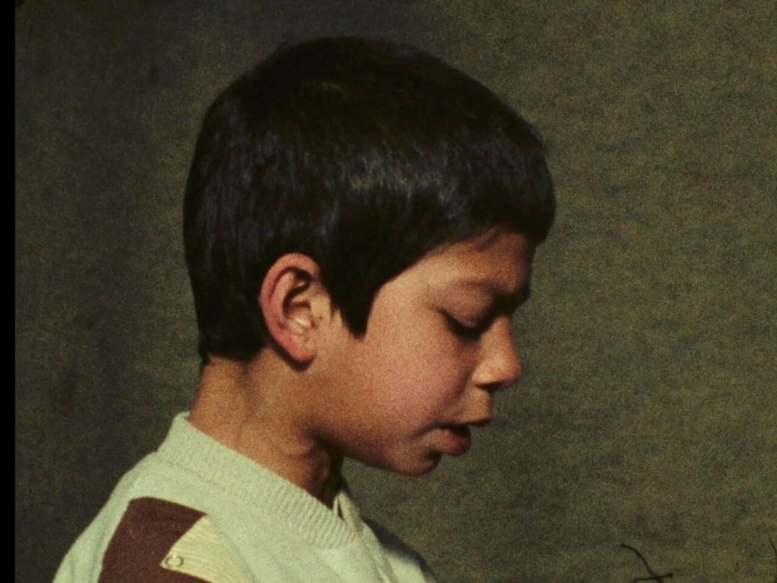 Fotograma del largometraje documental iraní "La tarea" (1989) de Abbas Kiarostami.