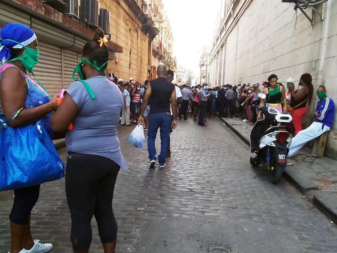 Cola en Cuba en cuarentena.