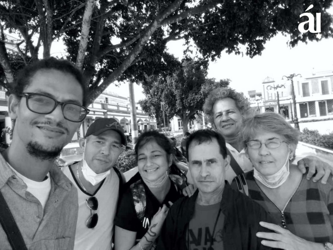 Grupo de escritores: Ghabriel Pérez, Rafael Vilches, Javier L. Mora, Zulema Gutiérrez y otros.