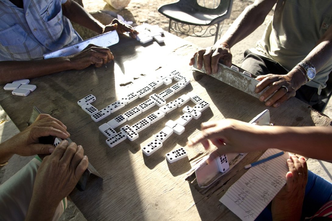 Cubanos jugando al dominó.