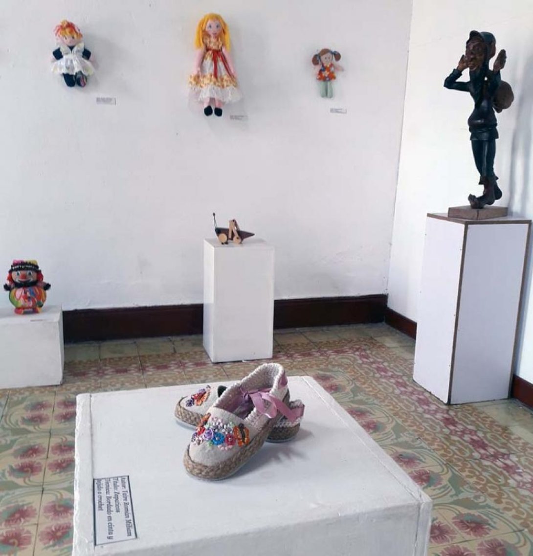 Muñecas en una galería. Foto: Francis Sánchez