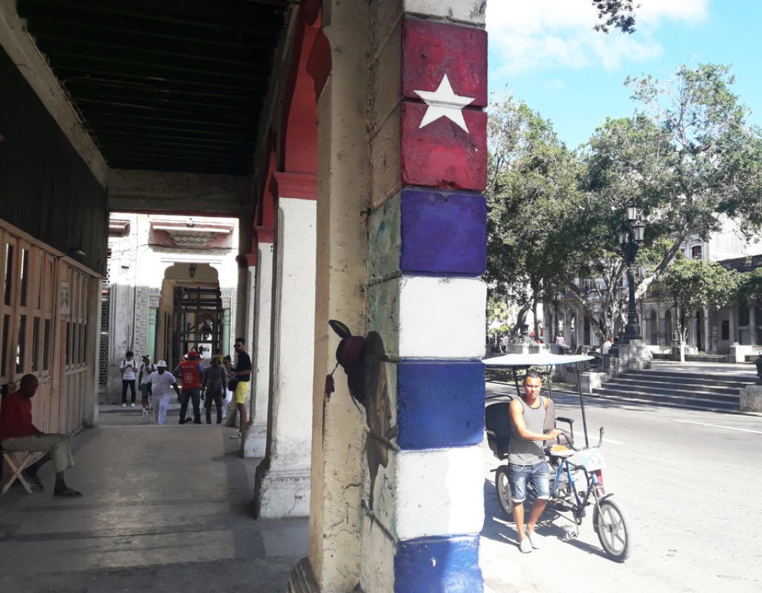 Bandera pintada en muro.